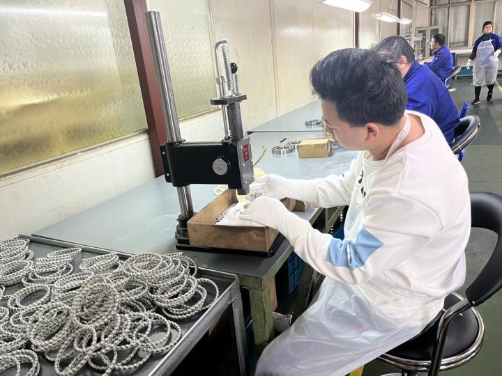 工業機器人使用交叉滾子軸承有哪些優點？